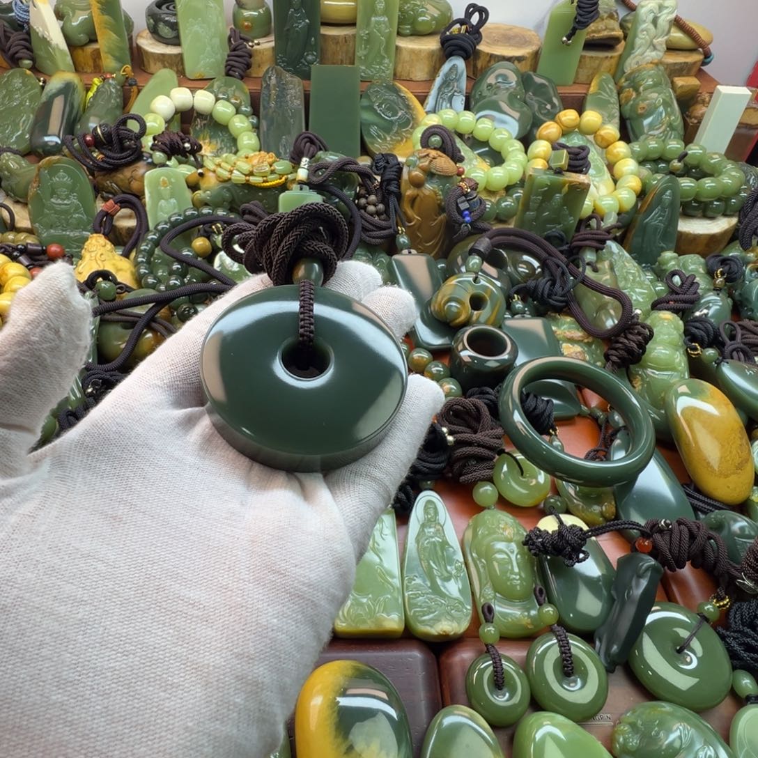 小***米岫岩老玉（透闪石质玉）未镶嵌颈饰