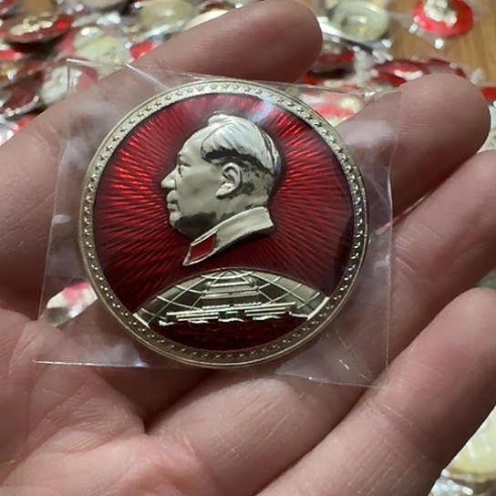 华***哥其他普通金属圆形红色人物像章