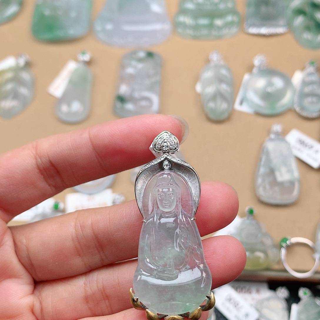 翡翠颈饰18K金镶嵌素衣观音