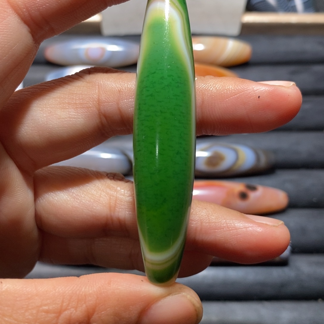 颈饰未镶嵌石英质玉狼*