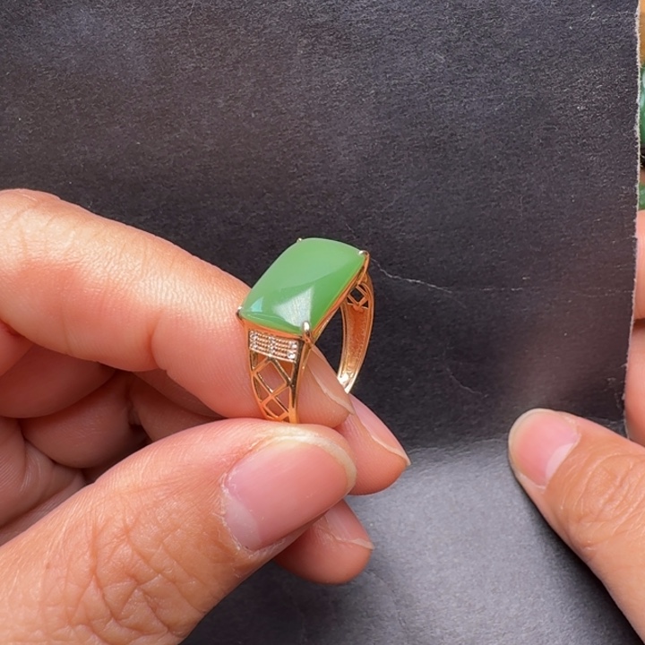 和田玉（碧玉）18K金镶嵌戒指