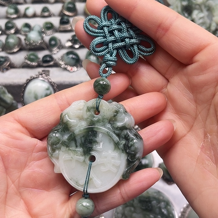 透闪石-蛇纹石玉车挂未镶嵌