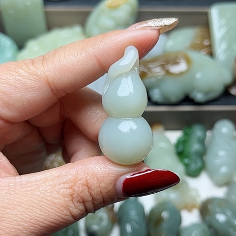 和田玉颈饰未镶嵌龍**人