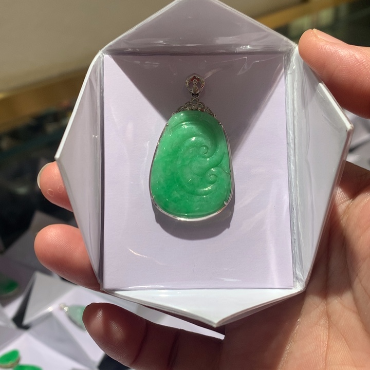 翡翠颈饰18K金镶嵌翡翠翡翠吊坠