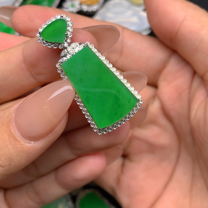 片***情翡翠18K金镶嵌吊坠(不含链)