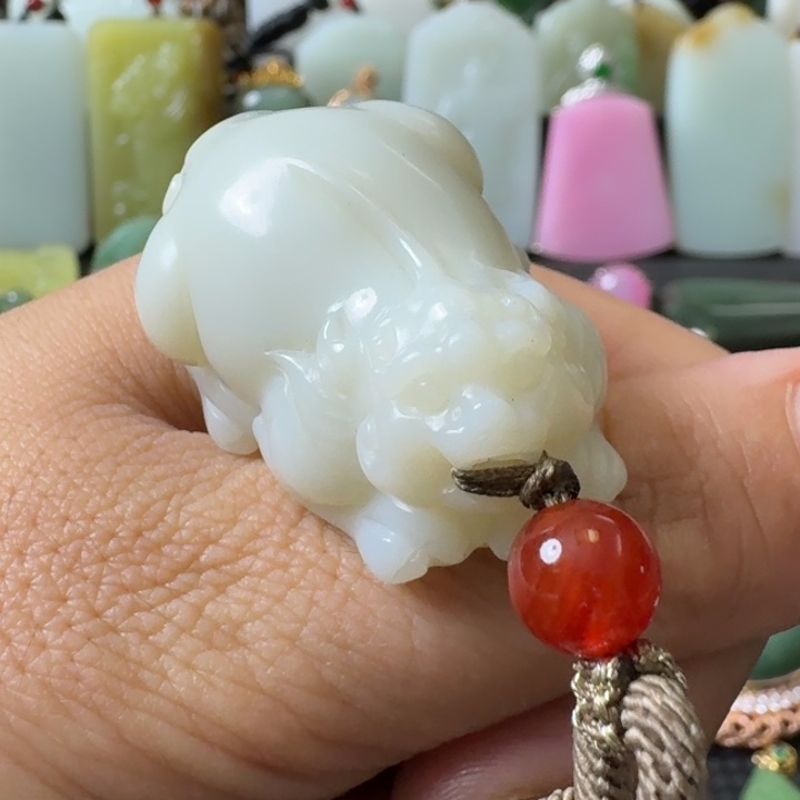 颈饰未镶嵌和田玉白玉貔貅孤品吊坠