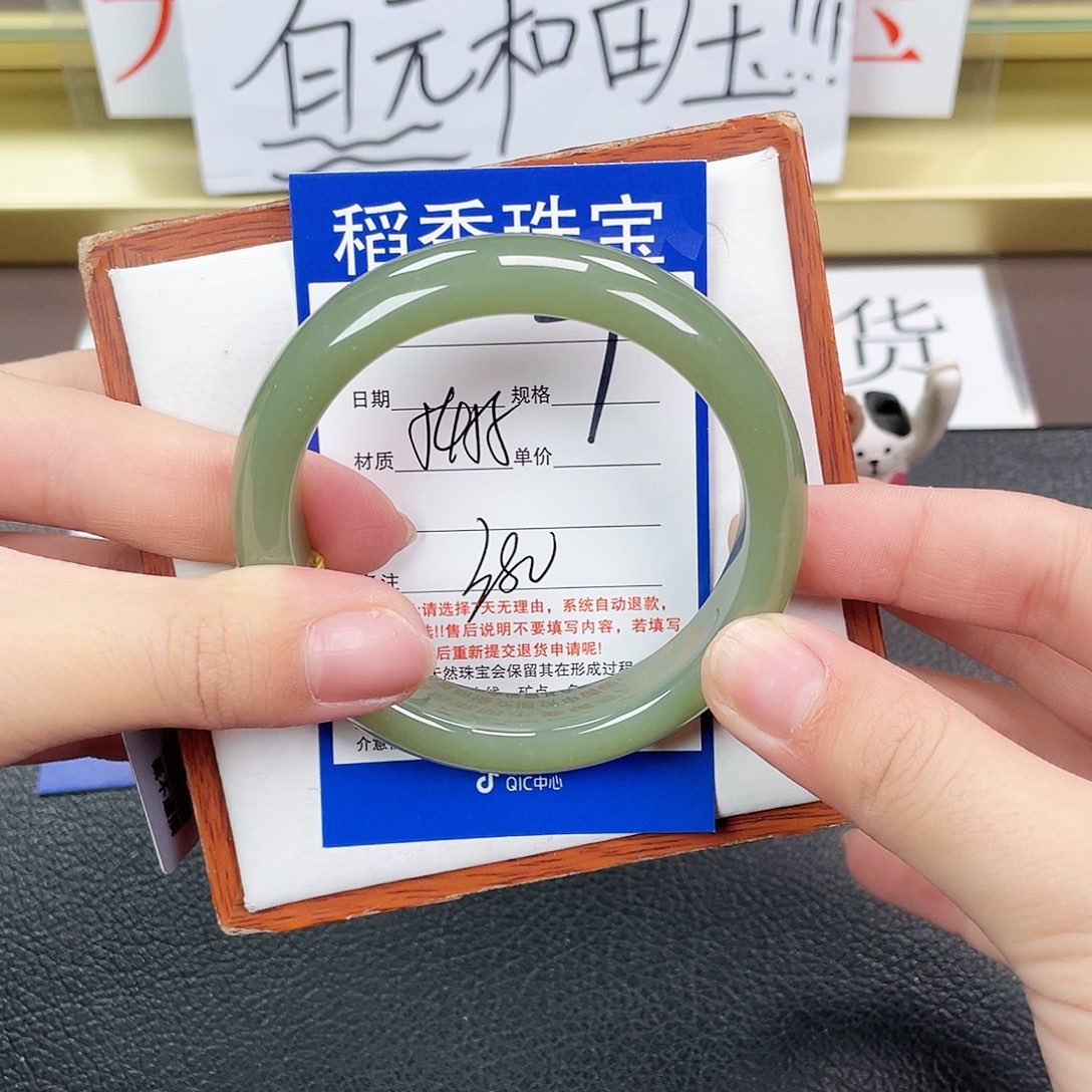 和田玉手镯未镶嵌