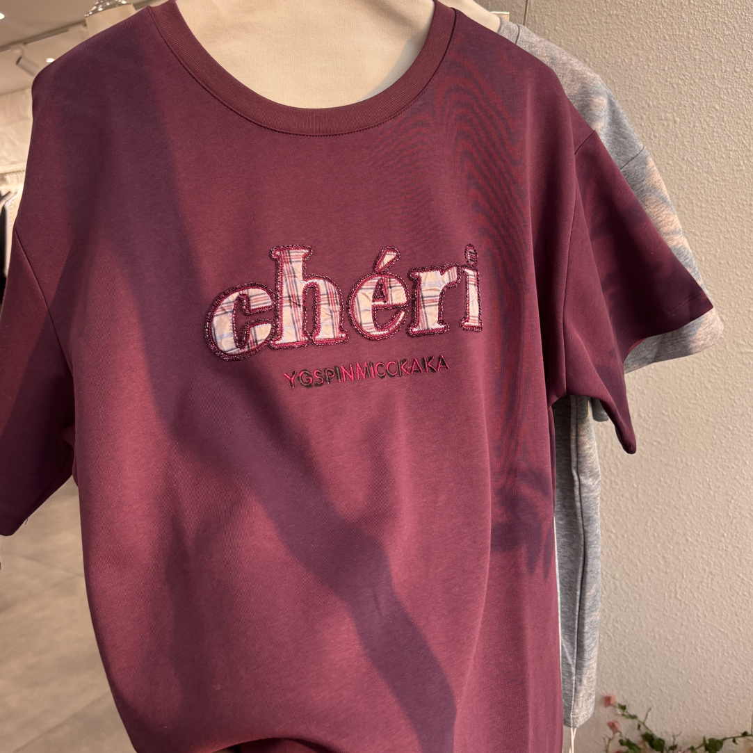 胸前带字母的短袖