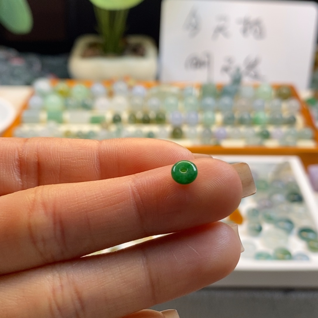 翡翠散珠天然翡翠阳绿5.6×2.5