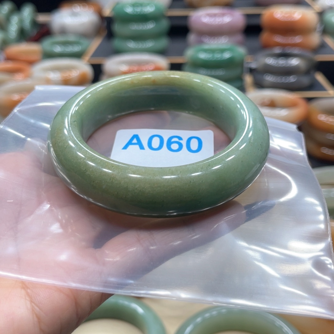 石英质玉手镯合金张*。