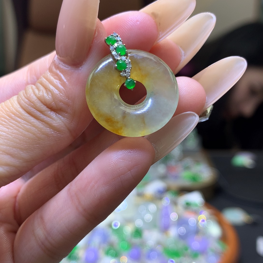 颈饰18K金镶嵌翡翠