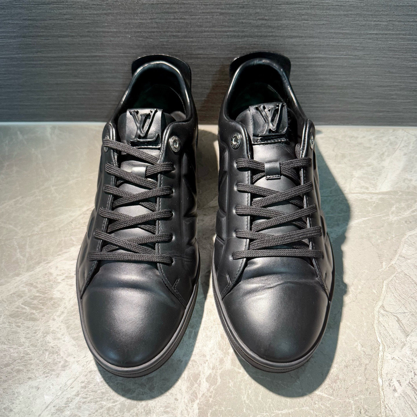 99新 LouisVuitton/路易威登 黑色大V浮雕经典板鞋 39码