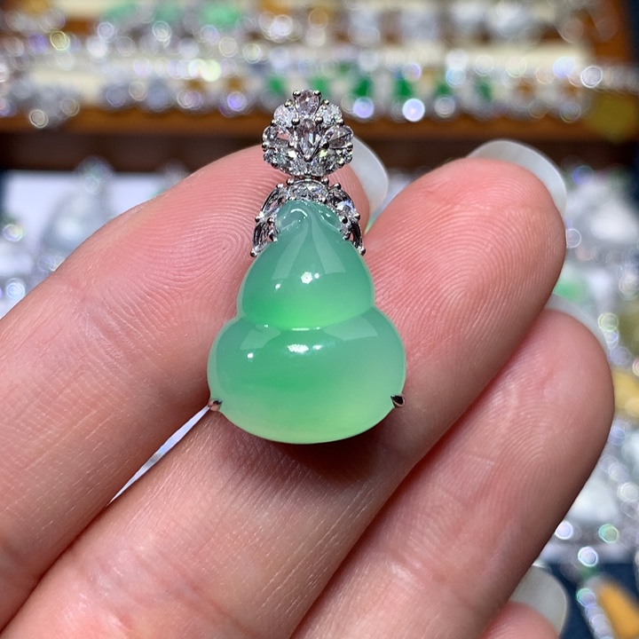 翡翠颈饰18K金镶嵌木那绿葫芦