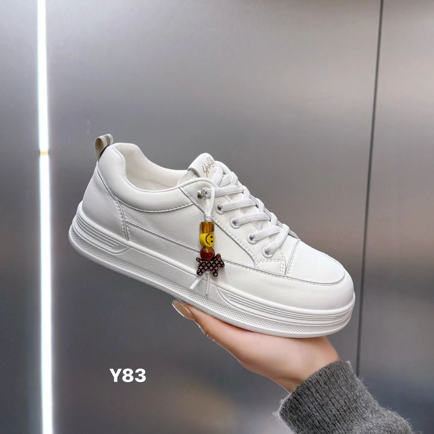 秋季新款百搭轻便软底小白鞋女款休闲板鞋