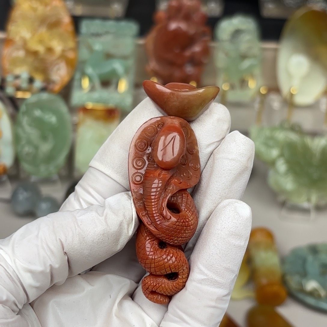 蛇纹石玉颈饰未镶嵌