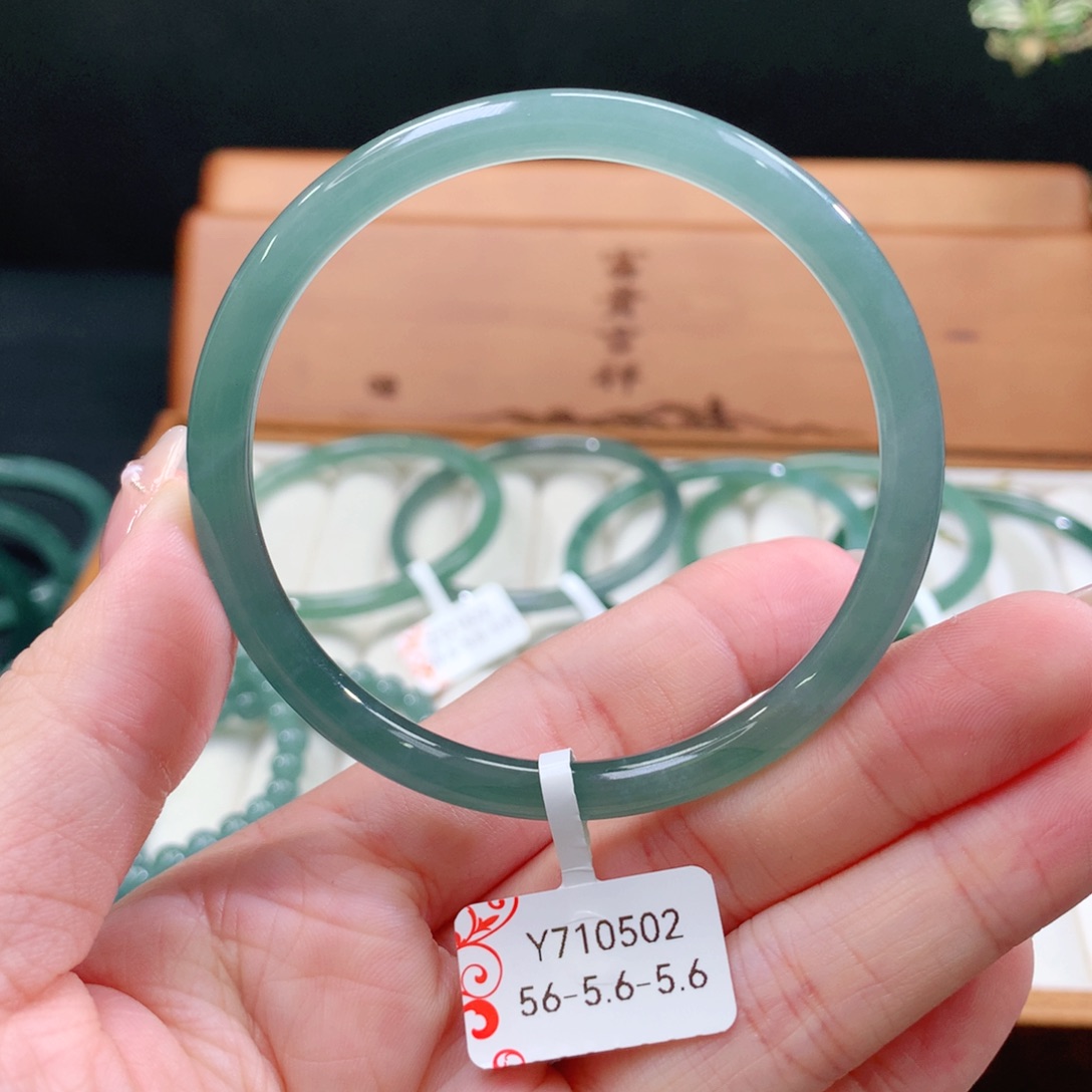 翡翠手镯未镶嵌天然