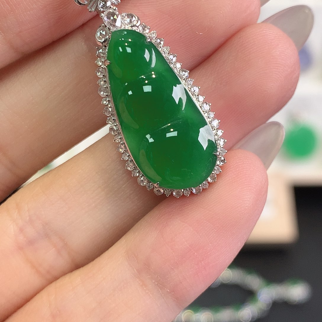 翡翠18K金镶嵌颈饰浩****包2、