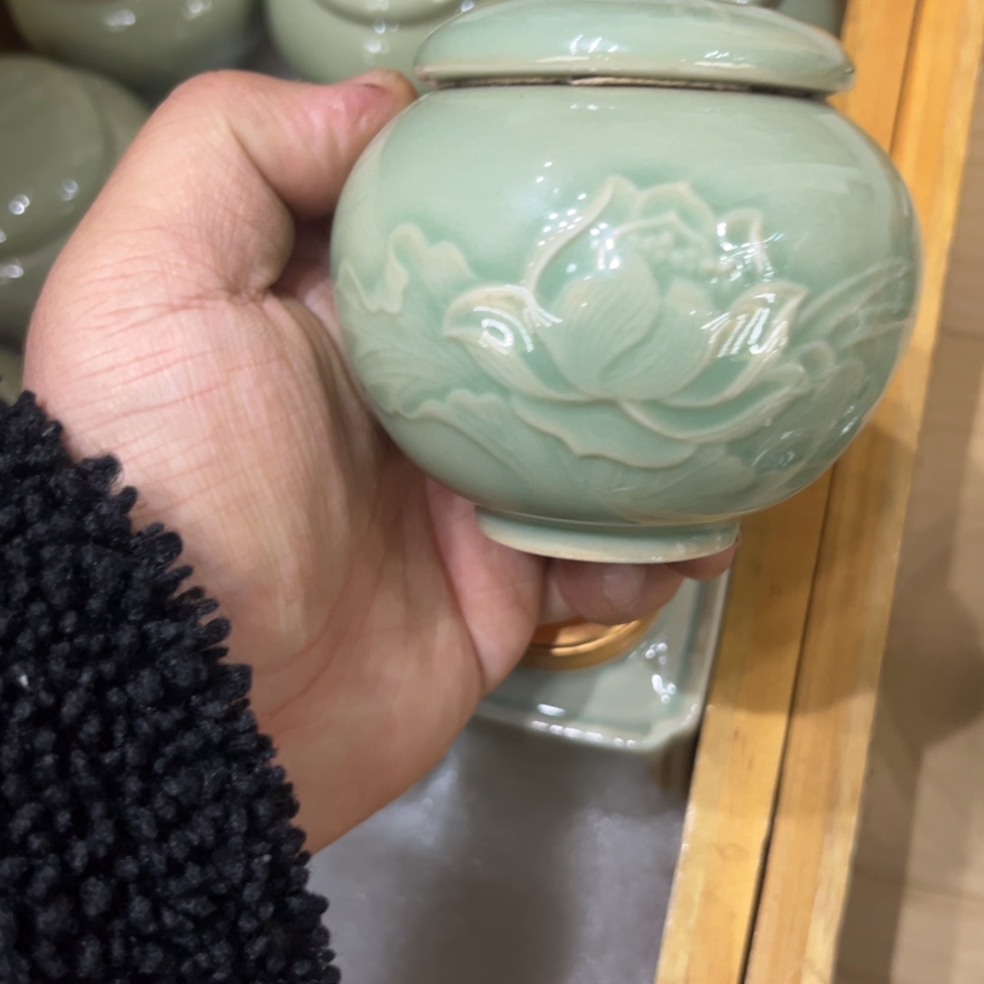 陶青瓷荷花茶叶罐