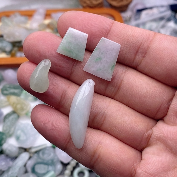 翡翠未镶嵌吊坠(不含链)尘**?