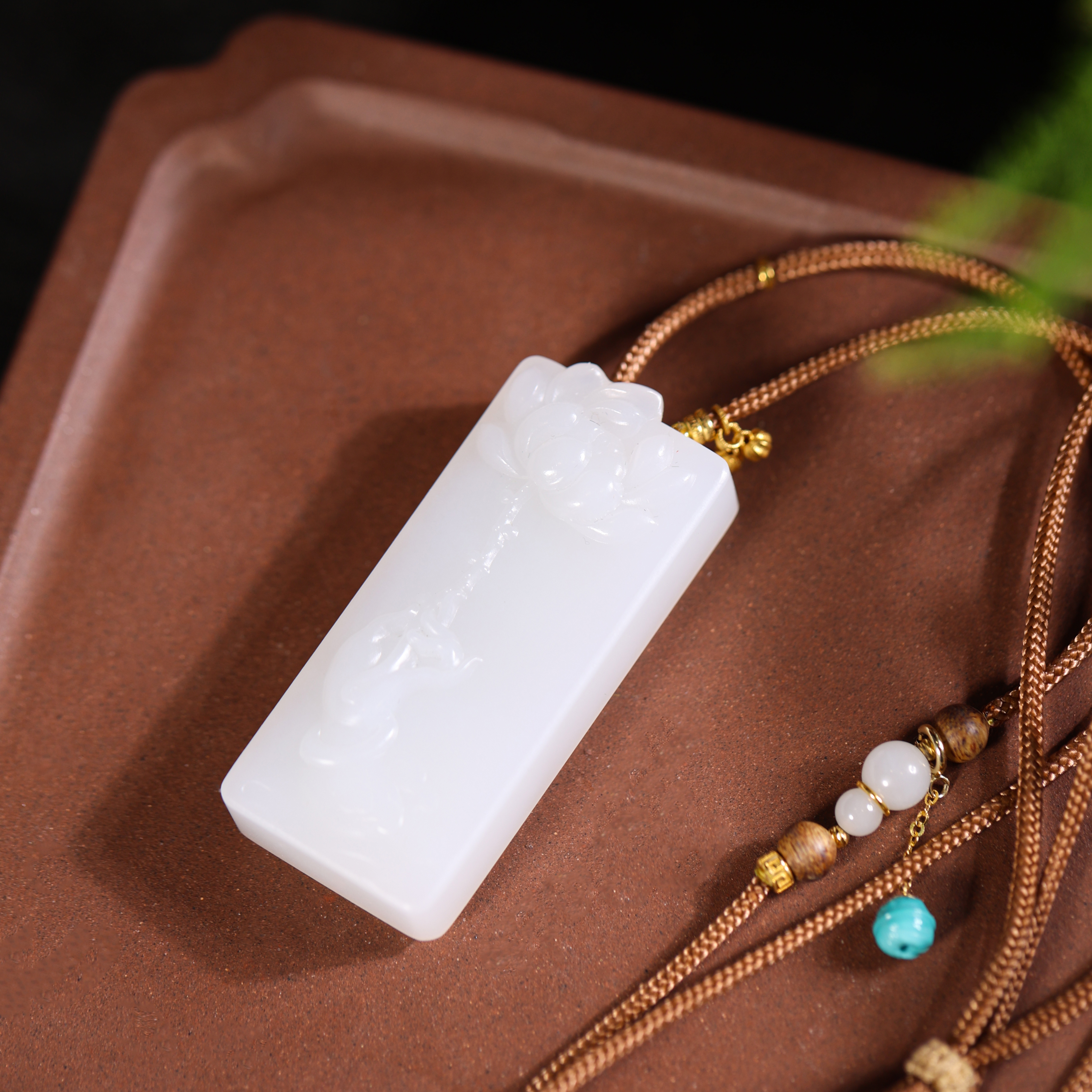 【拈花】新中式国风珠宝手工设计和田玉荷花无事牌吊坠