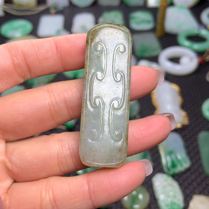 翡翠挂件未镶嵌……