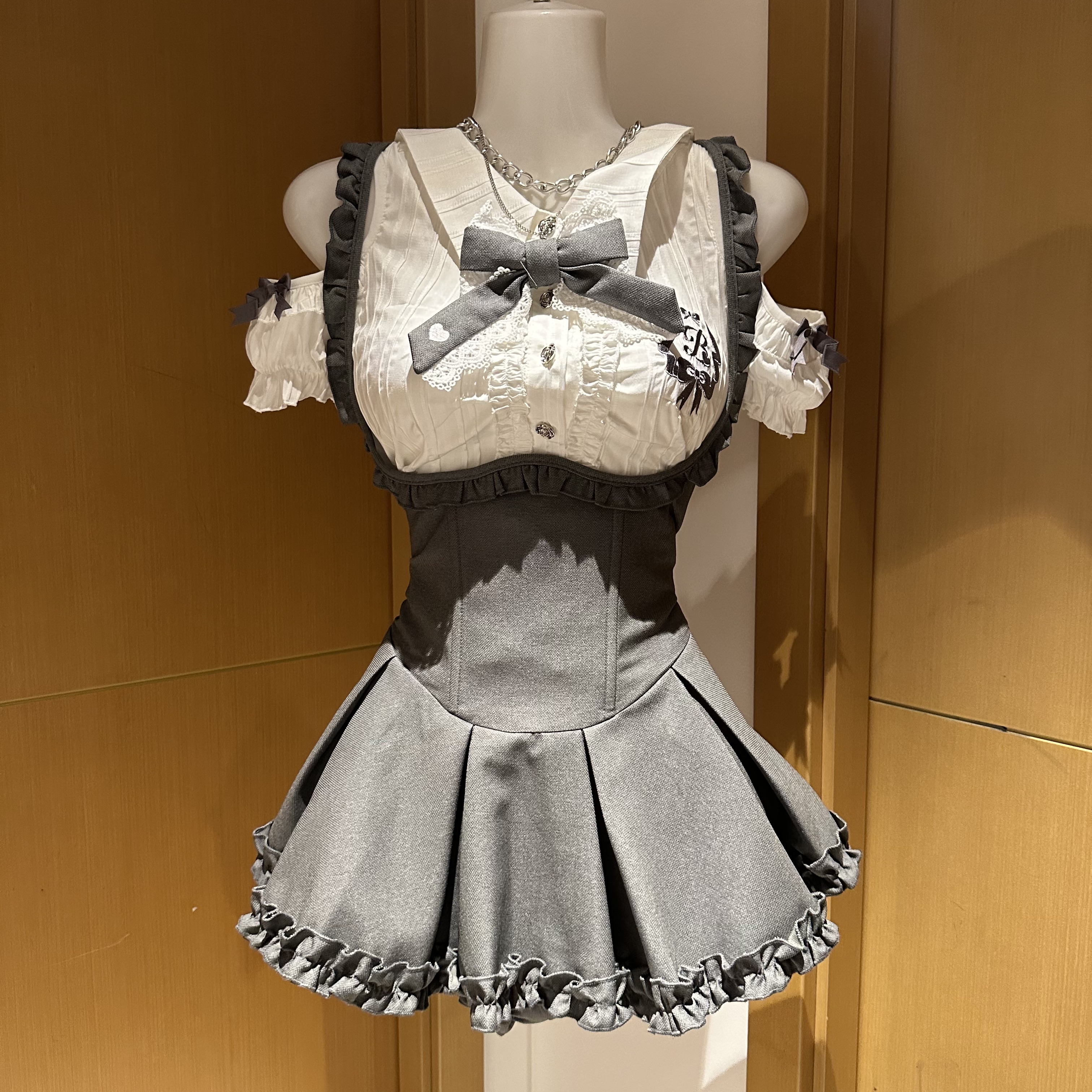 WM家烛影圣歌白色上衣灰色背带裙夏季款