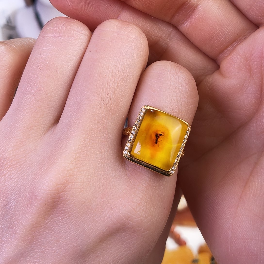 琥珀珠宝奇石未镶嵌。