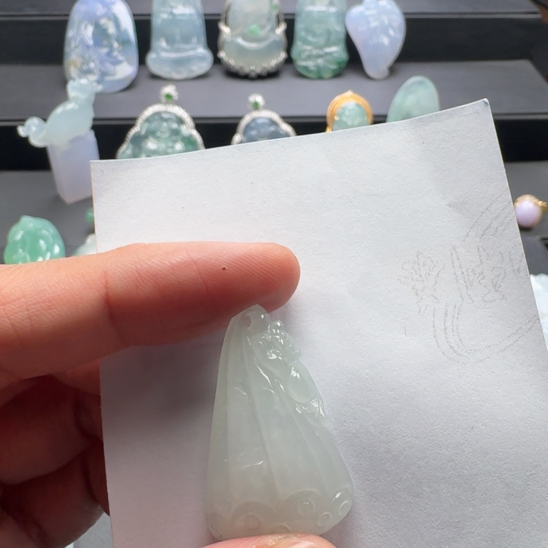 翡翠未镶嵌颈饰      31