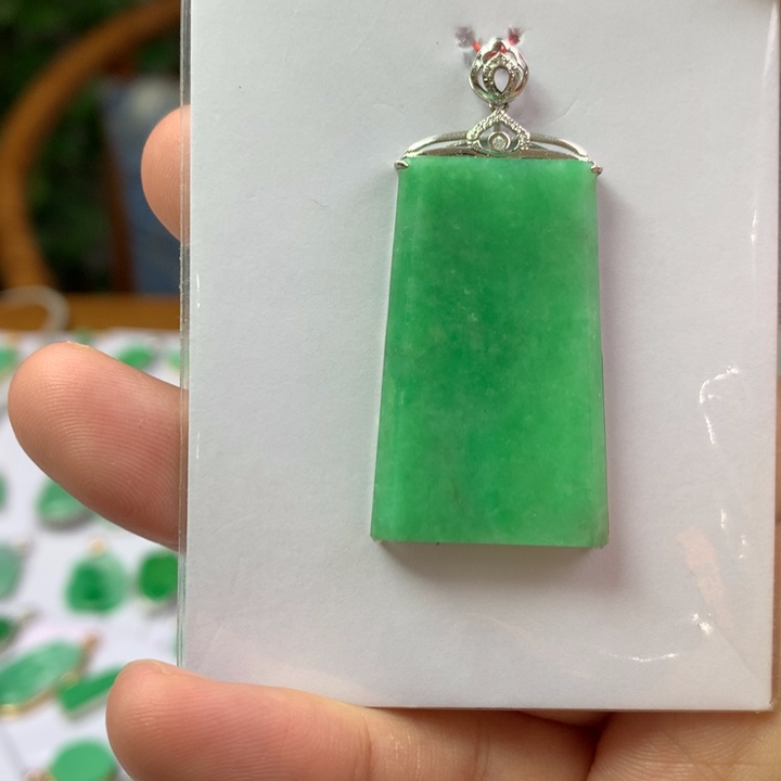 翡翠18K金镶嵌颈饰翡翠吊坠