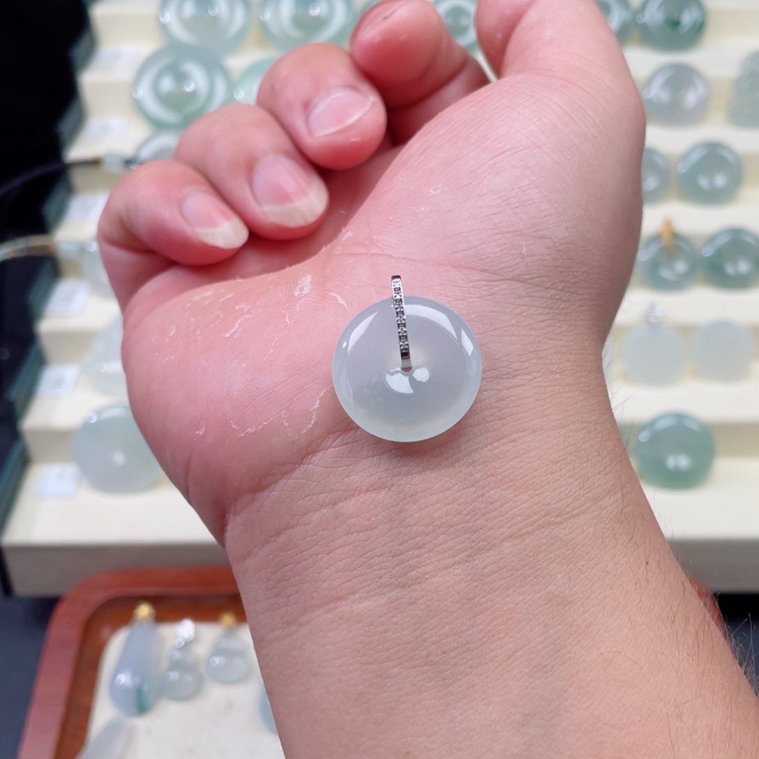 翡翠18K金镶嵌颈饰5678875556777