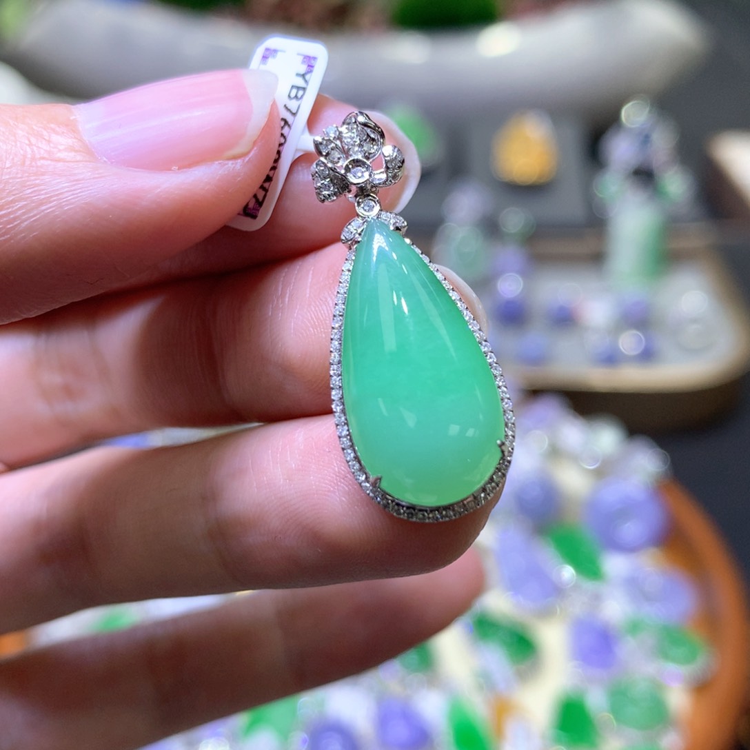 【闪购商品】翡翠颈饰18K金镶嵌翡翠吊坠项链