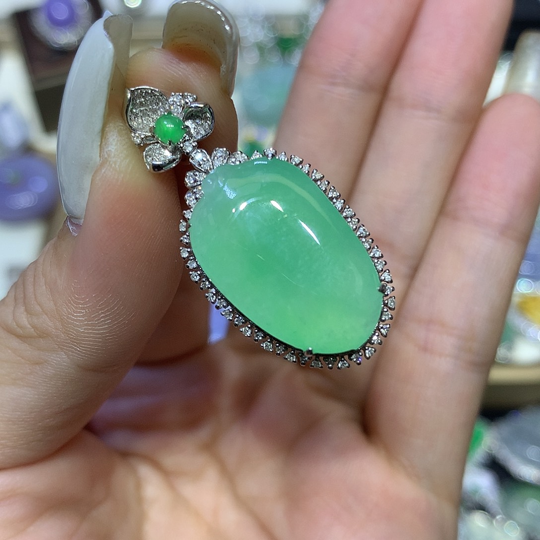 翡翠18K金镶嵌颈饰