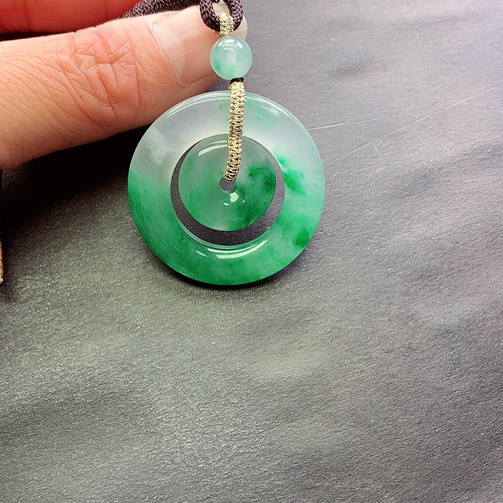 颈饰未镶嵌石英质玉