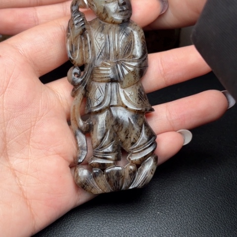 和田玉挂件未镶嵌拿****?