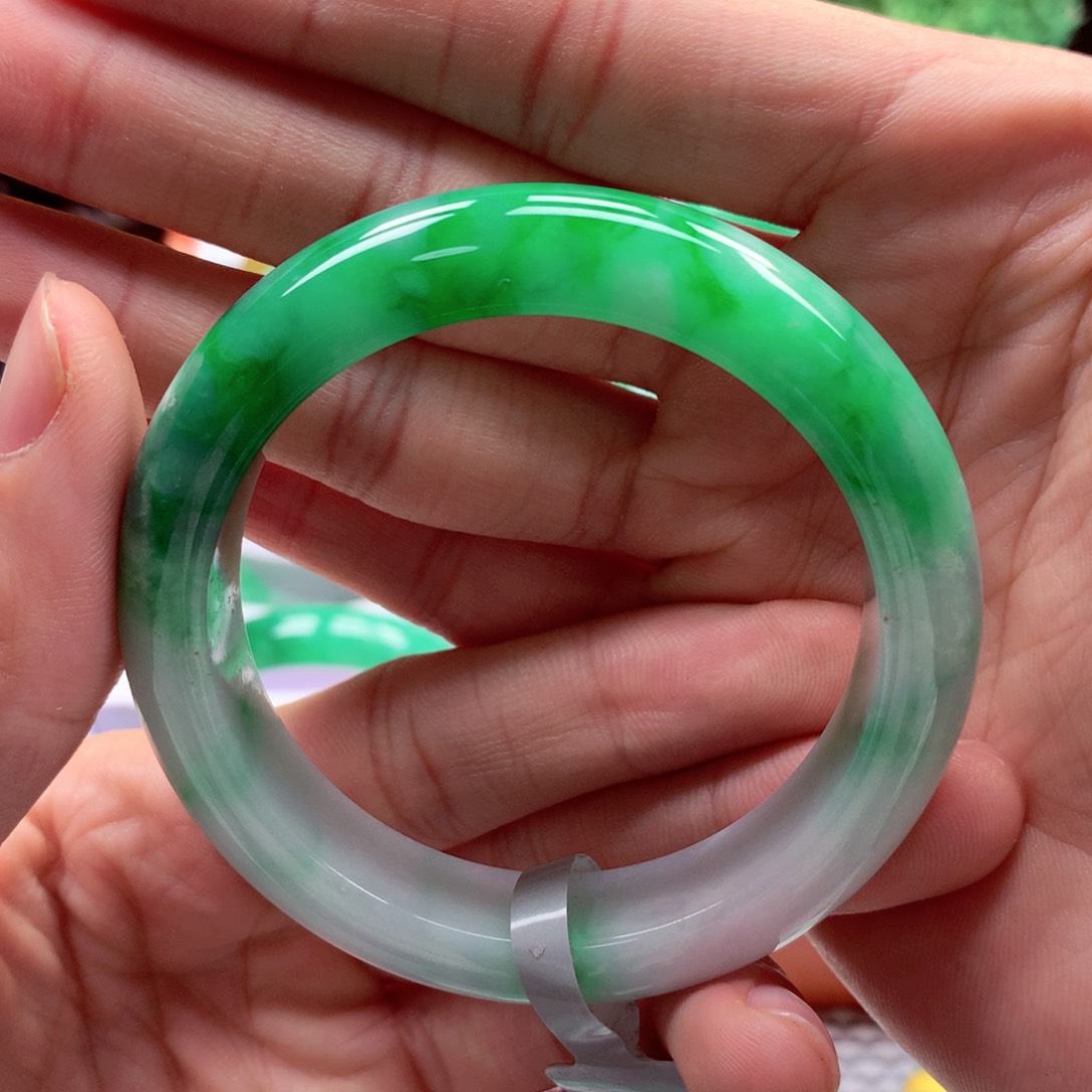 翡翠手镯未镶嵌翡翠