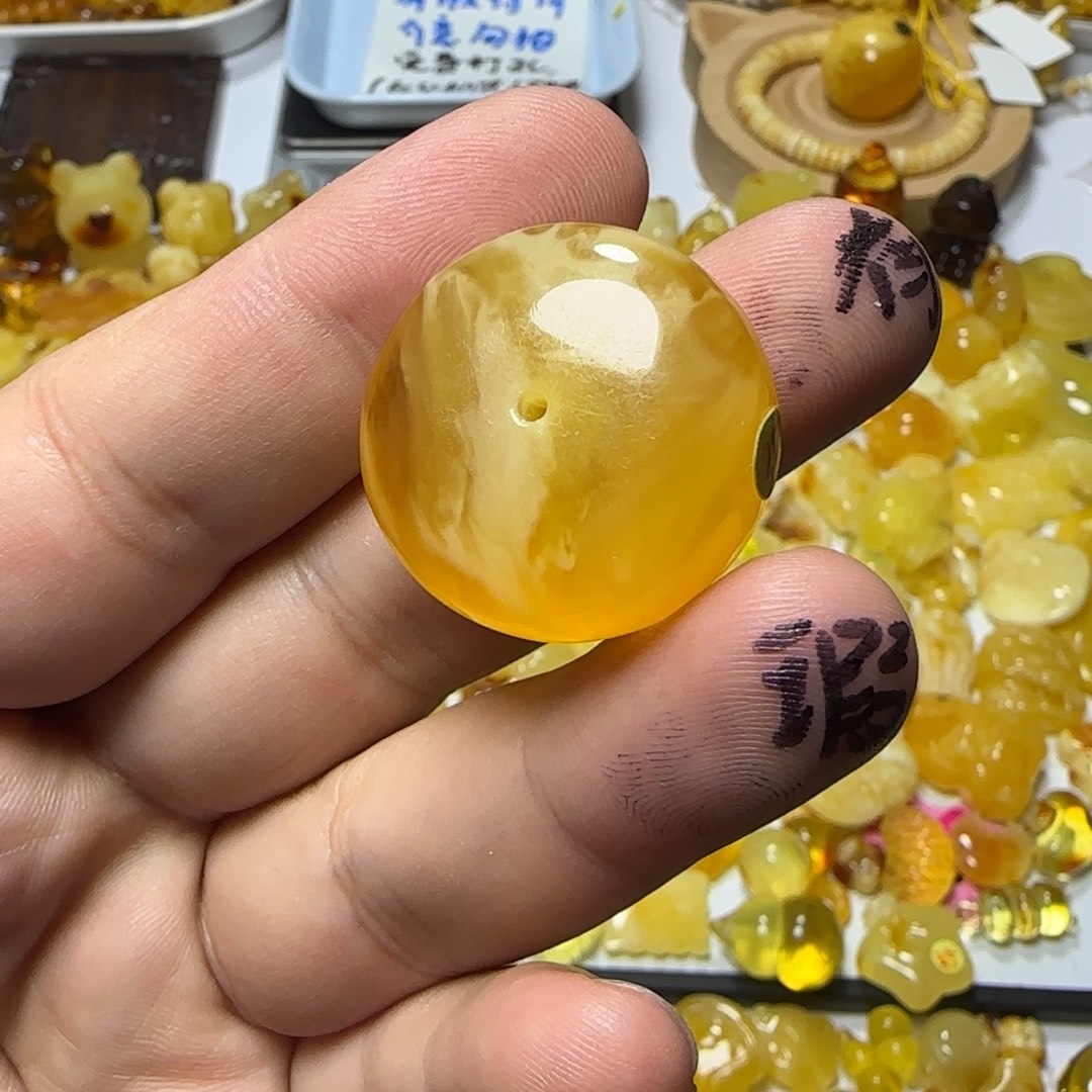 L***e琥珀未镶嵌裸石三分之一扣子