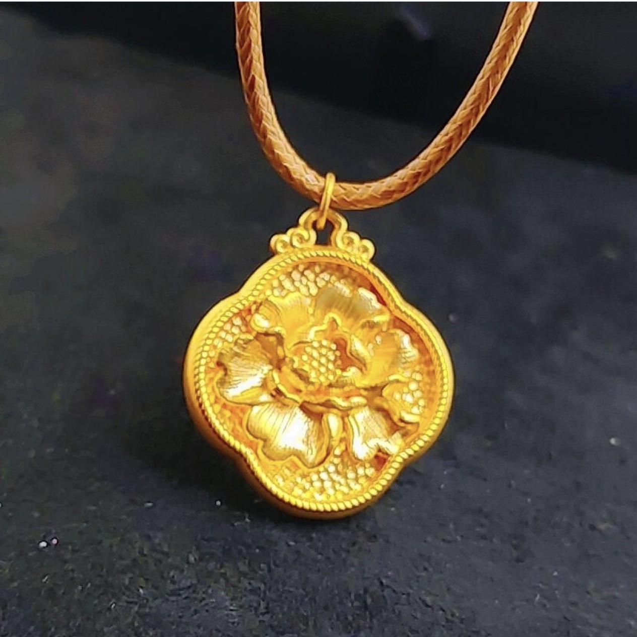周大金花开富贵足金挂坠