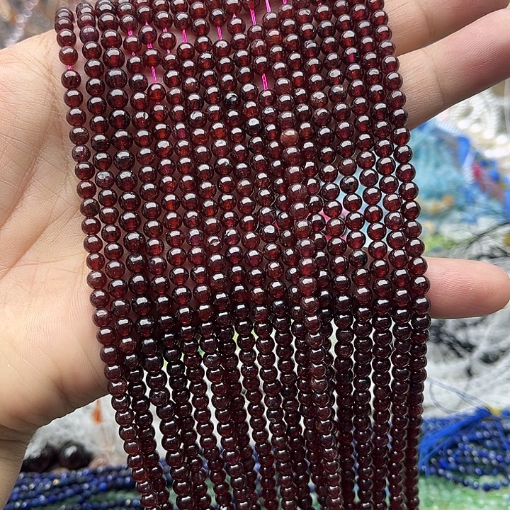 玛瑙/玉髓未镶嵌珠宝半成品一条4mm左右石榴石几颗有瑕