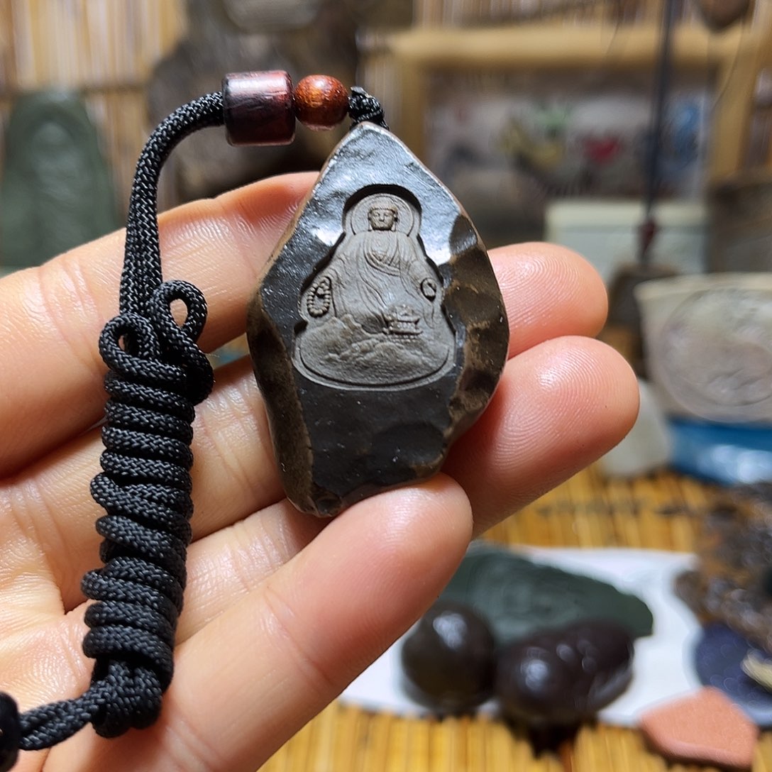 新疆原石雕刻手把件