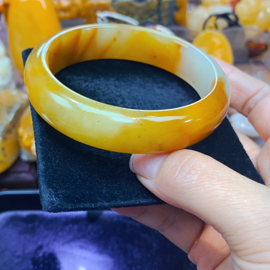 未镶嵌石英质玉（黄龙玉）颈饰