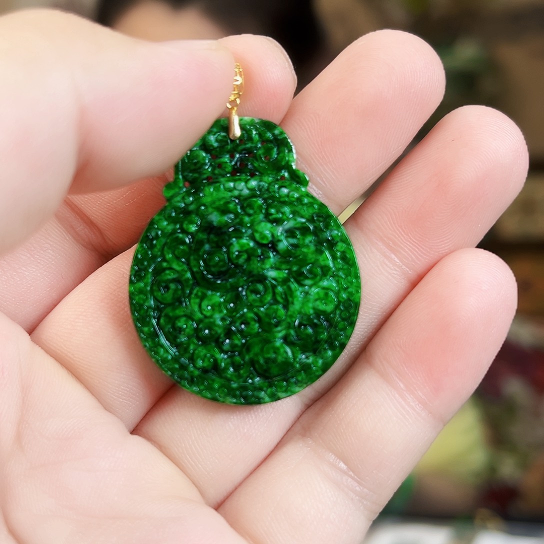 翡翠18K金镶嵌颈饰吊坠