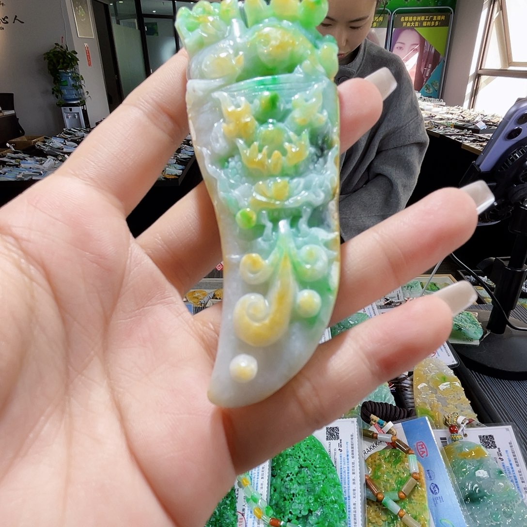 颈饰未镶嵌翡翠小*哥一