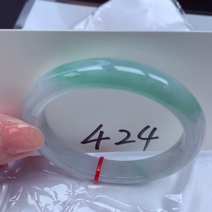 翡翠手镯未镶嵌翡翠