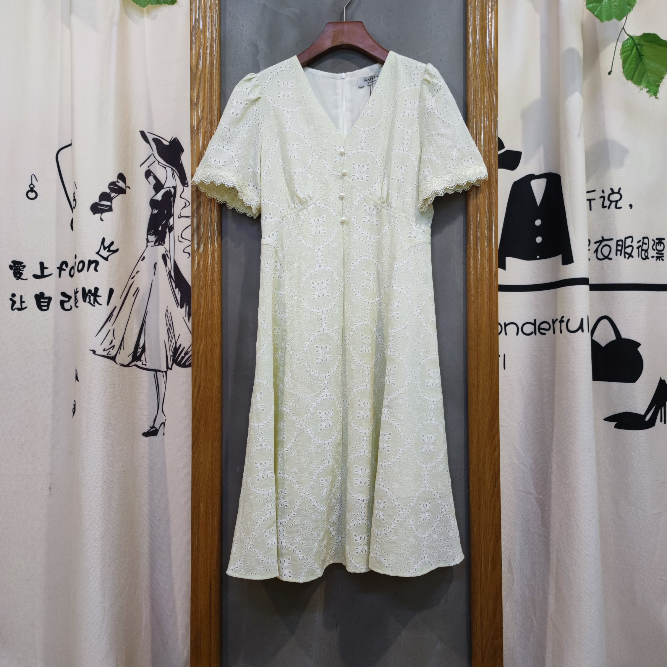 麦寻QLMFS19A夏季镂空新款2025气质刺绣显瘦中长连衣裙