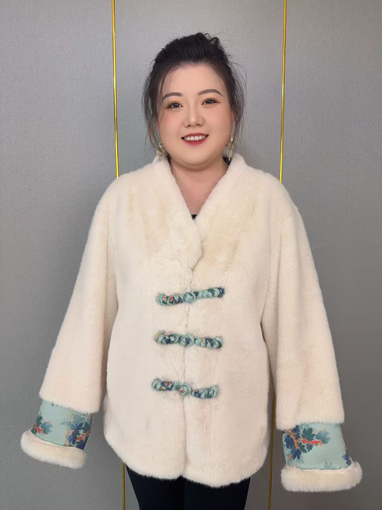 冬季保暖外套网红短款女上衣V领短外套常规女款绣花