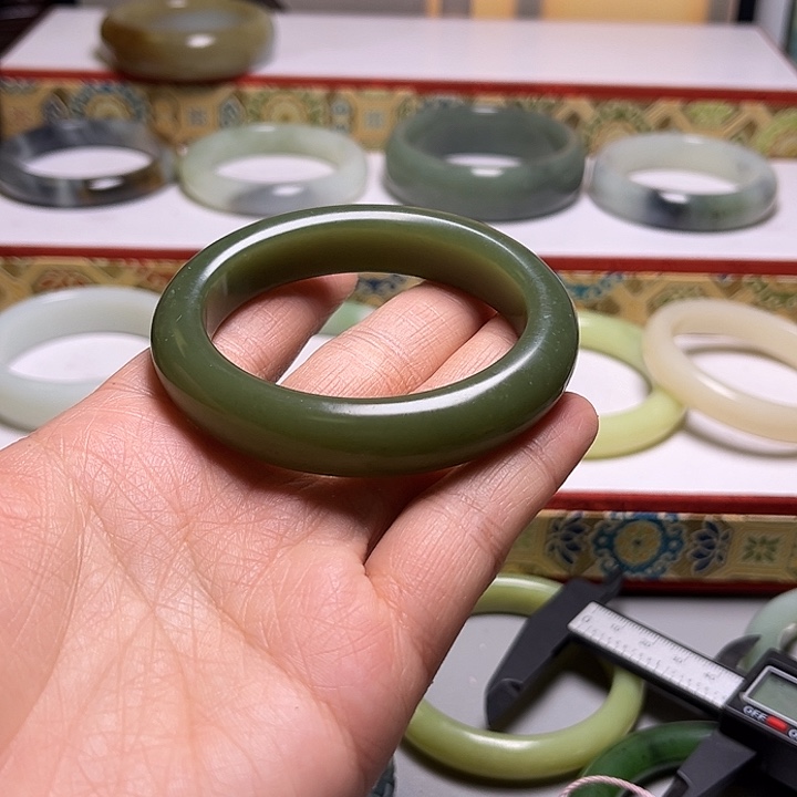和田玉未镶嵌手镯I**i新疆沙枣青54+贵妃