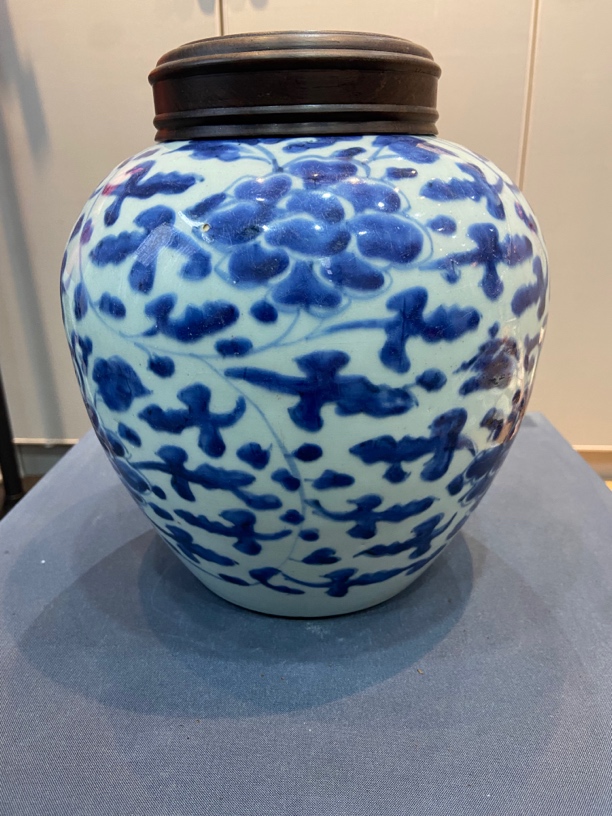现代工艺品，缠枝莲罐