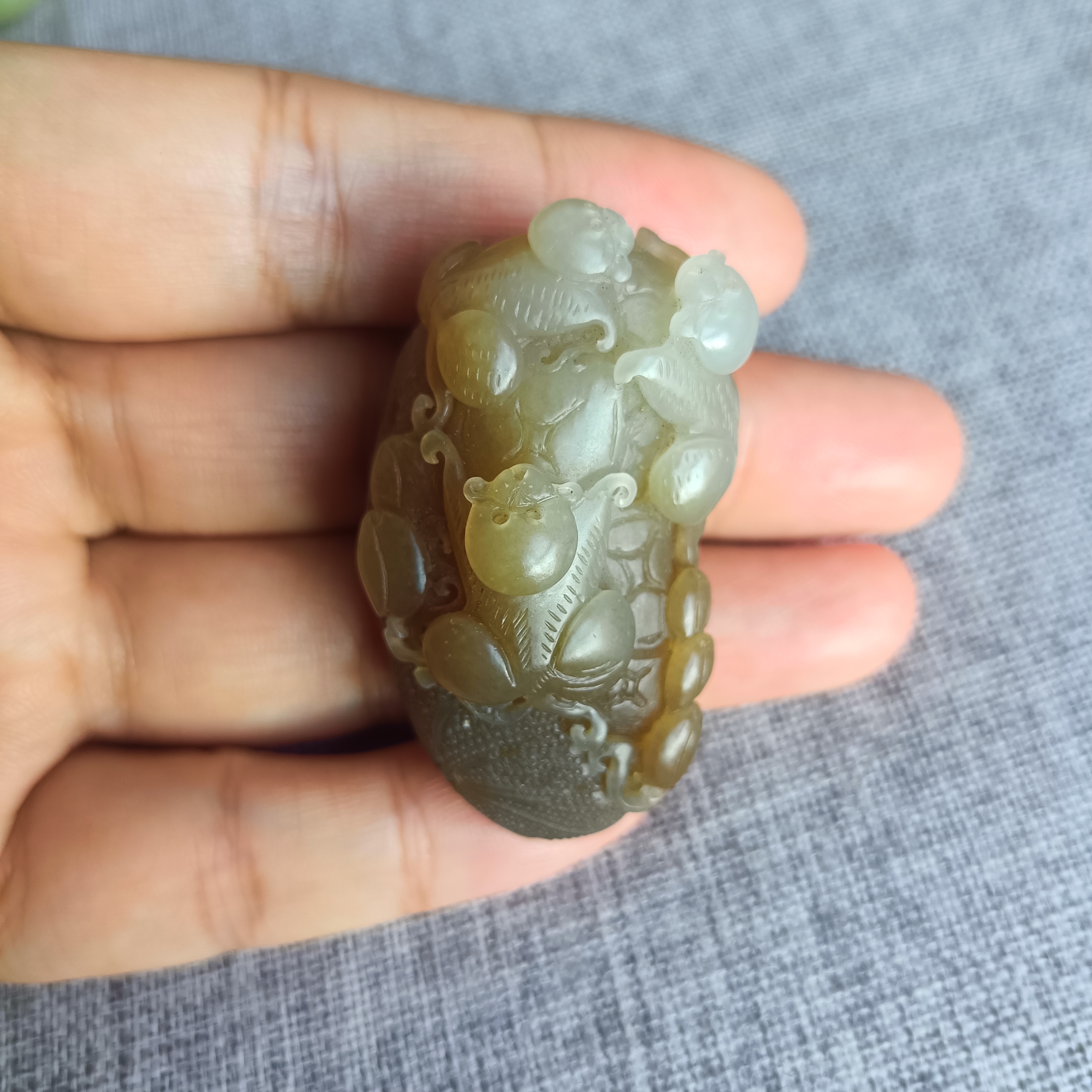 天然和田玉且末糖手工雕刻灵猴献寿