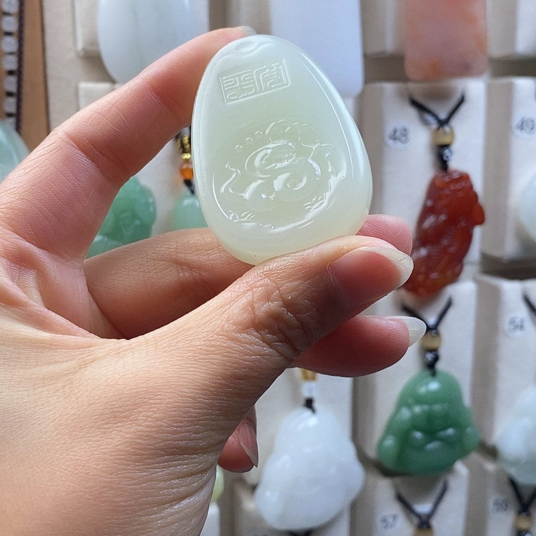 颈饰未镶嵌石英质玉