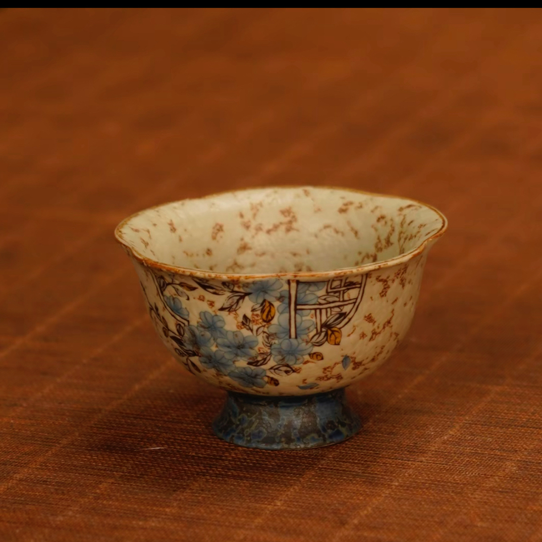青花火石红窗花焦糖釉高足花瓣杯